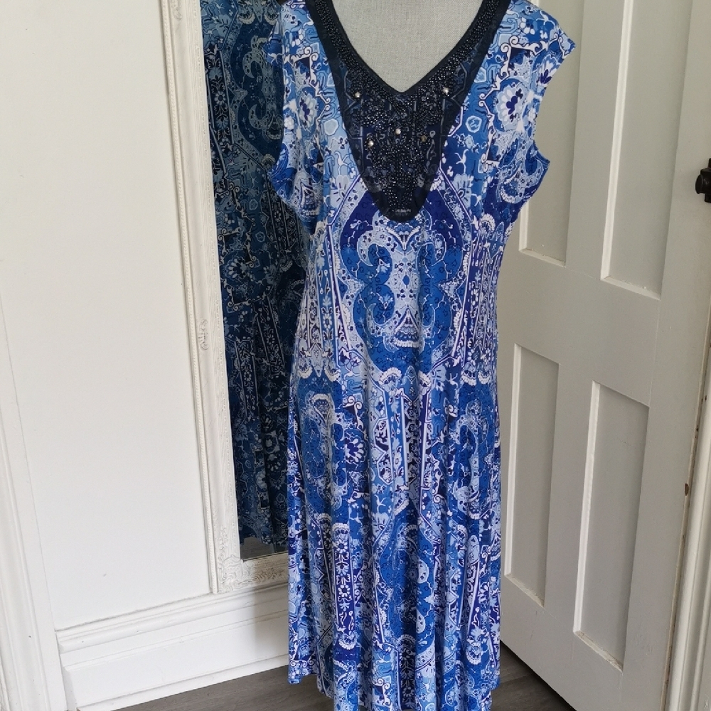 TanJay Petite blue/white floral medallion patterns midi dressSleeveless.Size 16